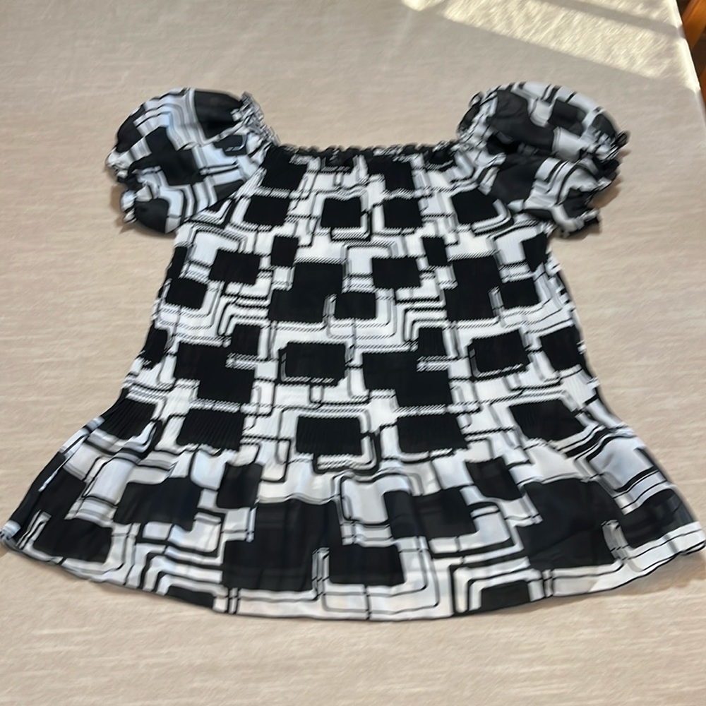 Jennifer Lloyd sheer black/white short sleeve blouse. Size medium
